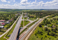 Widok z powietrza na nowy przystanek kolejowy Boksycka, widoczny wiadukt drogowy, układ ulic i zabudowa mieszkalna.