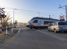 Pociąg na przejeździe i auto przed skrzyżowaniem w Brodach, fot. Łukasz Bryłowski