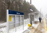 Widok z ziemi na wyremontowany przystanek kolejowy Witowo, widoczny śnieg i pasażer.